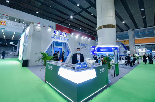 認真講解公司各項業務