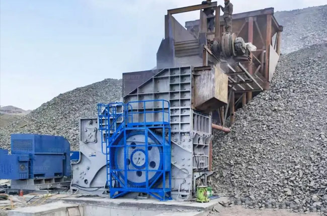 臥式旋回破碎機試機現場 臥式旋回破碎機試機現場