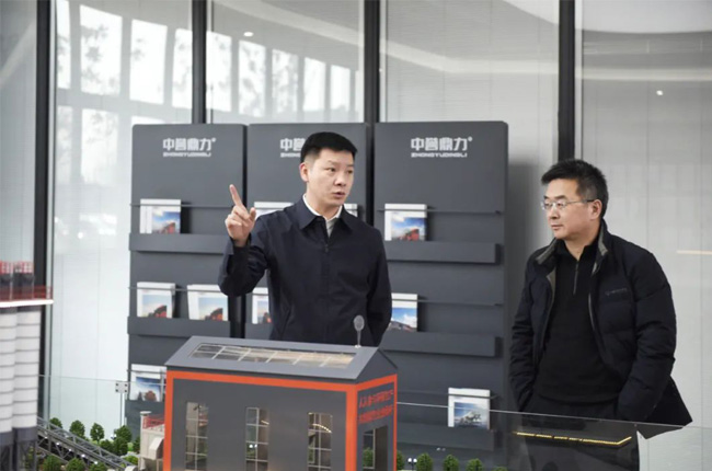 張治民董事長(zhǎng)介紹多位一體循環(huán)建材產(chǎn)業(yè)園項(xiàng)目建設(shè)理念