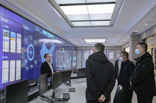 參觀綠色建材工業互聯網大數據中心.jpg 參觀綠色建材工業互聯網大數據中心.jpg