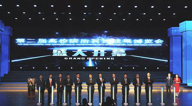 中共新鄉(xiāng)市委書(shū)記張偉致辭