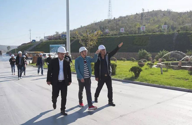 實地了解骨料生產工藝、廠區綠化及礦山恢復情況