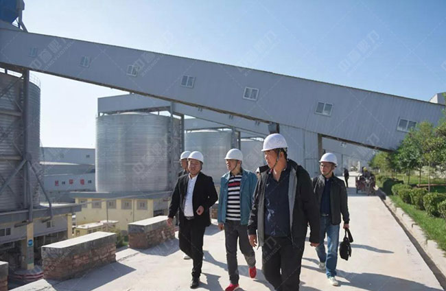 實地了解骨料生產工藝、廠區綠化及礦山恢復情況