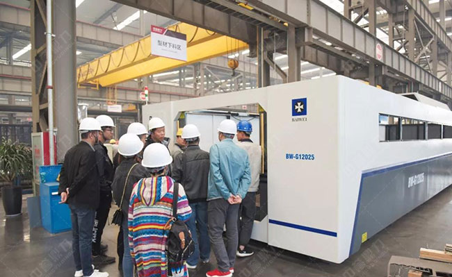 參觀中譽鼎力智能化一體生產車間及高精端加工設備