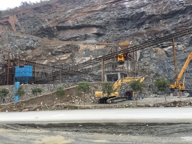 河北鹿泉市曲寨建材廠石料生產線現場