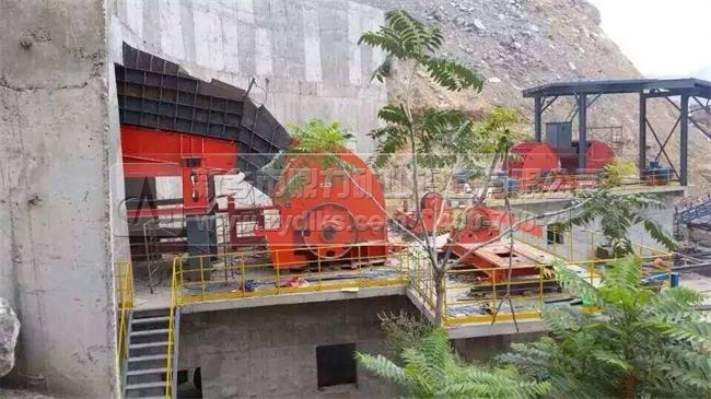 錘式破碎機給料現(xiàn)場