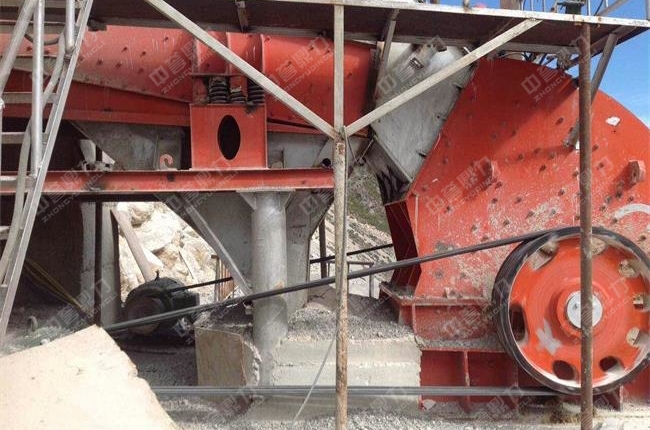 生產(chǎn)線上的給料機和破碎機