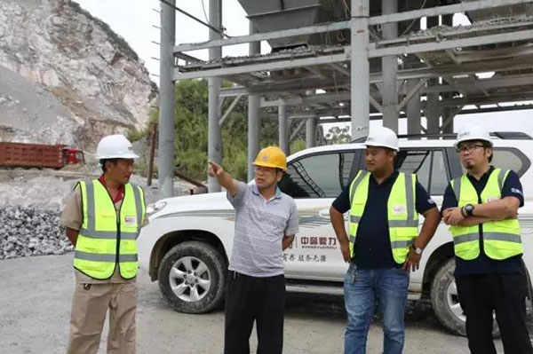 走訪團隊與獨石山采石場總經理唐貴祥現場交流