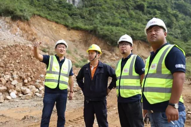 售后服務團隊與崎源石料加工廠羅總(左二)溝通