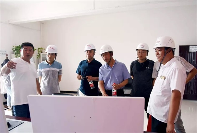 團隊考察生產線上的中控室