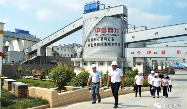 團隊考察衛(wèi)輝生產(chǎn)線現(xiàn)場