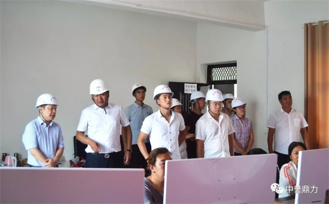 參觀生產(chǎn)線中控室