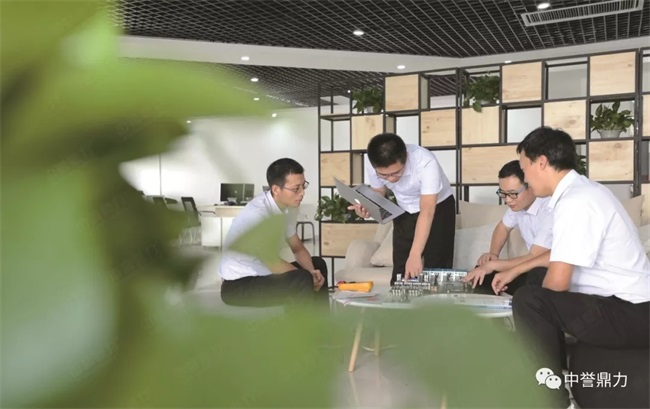 研發部工程師討論產品應用