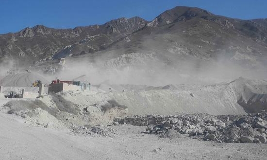 配圖:揚塵嚴重的礦山開采現場