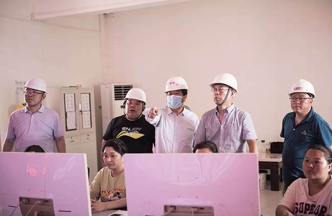 參觀生產線中控室