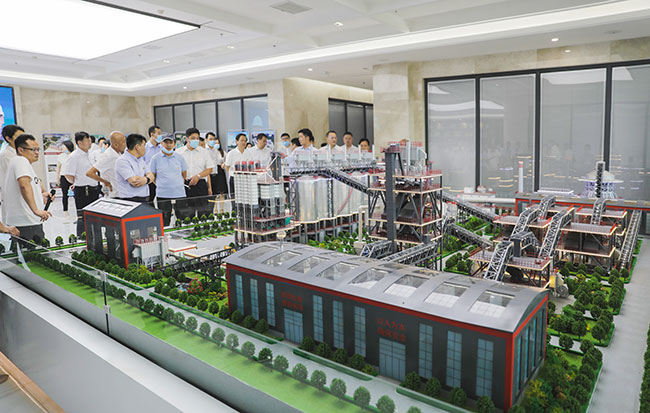 張治民董事長介紹多位一體循環建材產業園項目建設理念