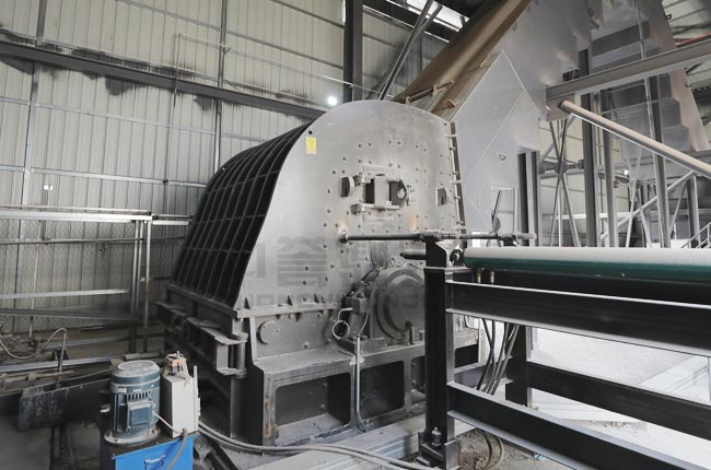 反擊錘式破碎機(jī)使用現(xiàn)場(chǎng) 反擊錘式破碎機(jī)使用現(xiàn)場(chǎng)